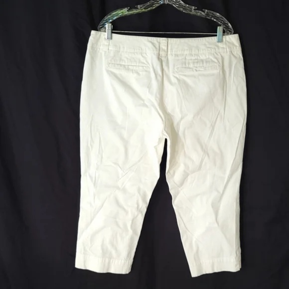Manhattan Chino White Capri - Picture 5 of 8